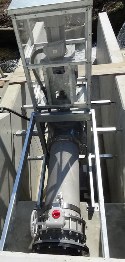 湧水での発電事例（配管接続タイプ）